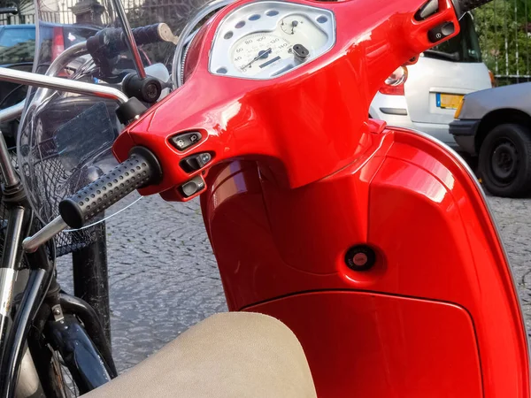 パリの通りに駐車された明るい赤いオートバイのクローズアップ フランス — ストック写真