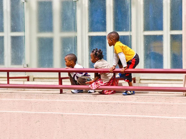 法国巴黎 2009年6月21日 阳台上看着街道的家庭儿童 — 图库照片