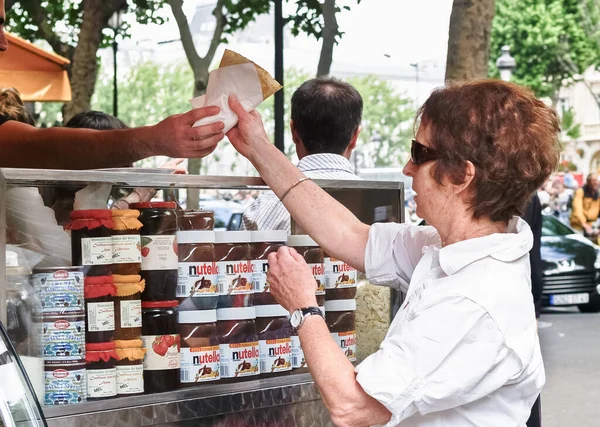 パリフランス 2009年6月22日 ストリートベンダーから好きなヌテッラ クレープを買う女性観光客 — ストック写真