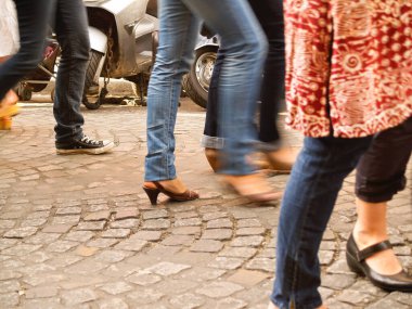 Montmartre, Paris Fransa 'da kaldırımlı caddede yürürken bacakları ve ayakkabıları hareket halinde bulanıklaştı..