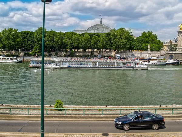 Παρίσι Γαλλία Ιουνίου 2009 Τουριστικό Ποταμόπλοιο Στον Ποταμό Σηκουάνα — Φωτογραφία Αρχείου