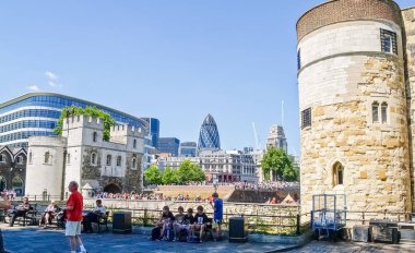 Londra Birleşik Krallığı - 24 Haziran 2009; Londra 'nın tarihi Londra Kulesi ile turist kalabalığı arasında birleşen modern ticari ufuk çizgisi.