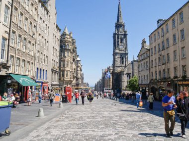 Edinburgh - İskoçya - 25 Haziran 2009; Tanınmış Tron Kilisesi saat kulesi ve Royal Mile 'da turistlerle dolu bir kule.