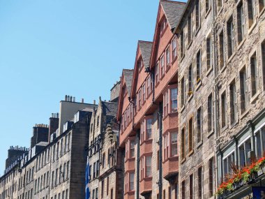 Edinburgh, İskoçya 'daki Royal Mile boyunca tarihi geçitler ve cepheler