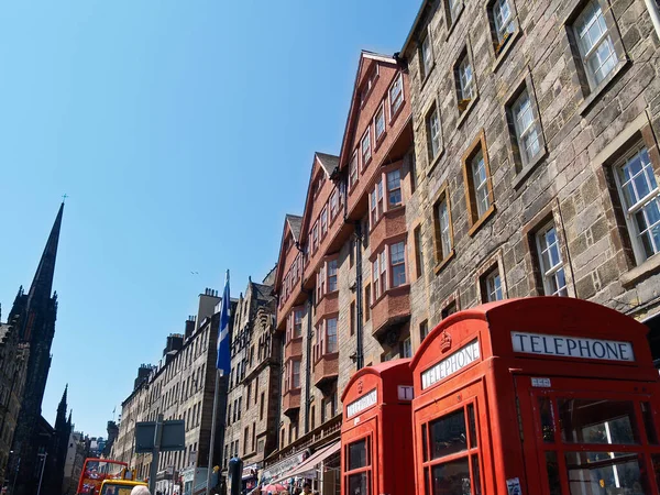 Edinburgh Skottland Juni 2009 Historiska Gavlar Och Fasader Längs Royal — Stockfoto