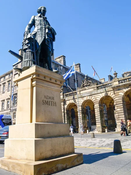 Edimburgo Escocia Junio 2009 Estatua Adam Smith Economista Filósofo Royal —  Fotos de Stock