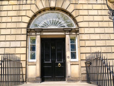 Edinburgh İskoçya - 25 Haziran 2009; İskoçya Başbakanının Charlotte Meydanı 'ndaki 6 numaralı Bute House konutunun giriş kapısı.