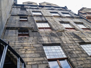 Edinburgh, İskoçya 'da pencereleri olan eski yüksek sanayi binası..