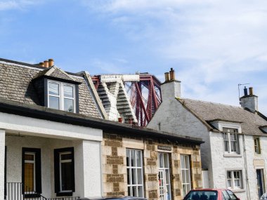 Kuzey Queensferry İskoçya 26 Haziran 2009; İskoçya 'da Firth of Forth karşısındaki Demiryolu Forth Köprüsü önündeki Wee Restoranı da dahil olmak üzere binalar.