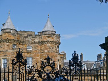 Edinburgh İskoçya, 25 Haziran 2009; İskoçya 'da iken Kraliçe' nin evi olan Holyrood Sarayı 'nın kuleleri ve kuleleri.