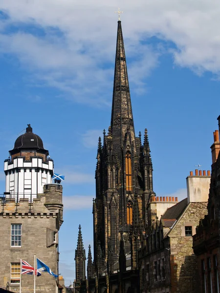 Gotycka Architektura Tolbooth Church Obok Kopuły Camera Obscura Edynburgu Szkocja — Zdjęcie stockowe