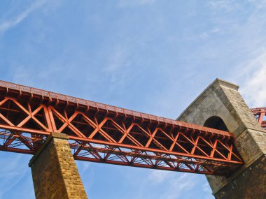 Kuzey Queensferry Demiryolu Forth Köprüsü üzerinde İskoçya 'daki Firth of Forth boyunca kırmızı çelik kantilever açıklığı var..