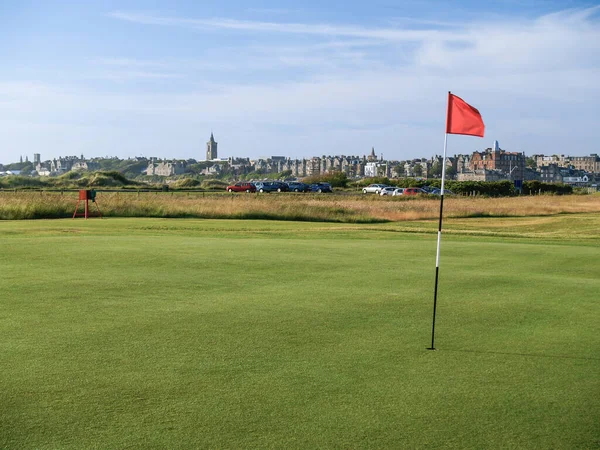 Röda Hål Flagga Golfbanan Med Urban Skyline Bakom Andrews Skottland — Stockfoto