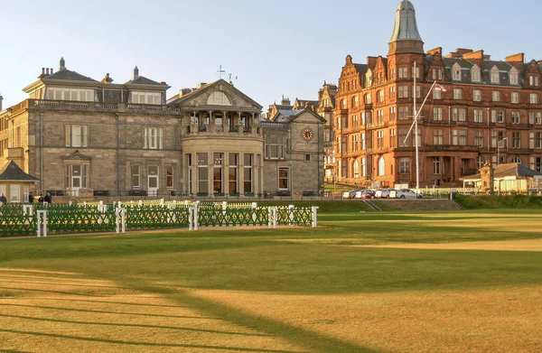 St Andrews İskoçya 26 Haziran 2009; St Andrews Eski Golf Sahası 'ndaki tarihi binaların önünde manikürlü çimlerin üzerine düşen uzun gölgeler.