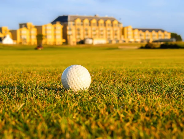 Vit Golfboll Förgrunden Fairway Golfbana Med Defocused Klubbbyggnad Bakgrunden — Stockfoto