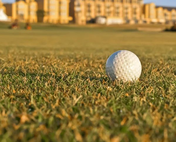 Vit Golfboll Förgrunden Fairway Golfbana Med Defocused Klubbbyggnad Bakgrunden — Stockfoto