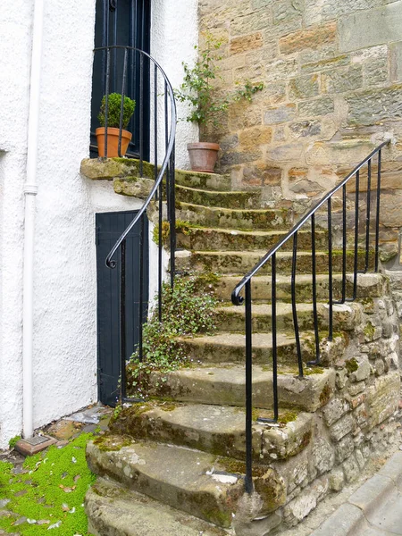 Znane Kamienne Kroki Prowadzące Drzwi Mieszkalnych Ulicy Poniżej — Zdjęcie stockowe