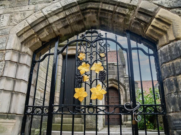 Кованые Железные Ворота Виноградной Лозой Золотыми Листьями Входе Двор Церкви — стоковое фото