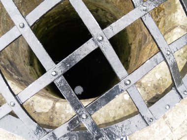 Demir ızgara üzerinde veya ızgara drenaj deliği.