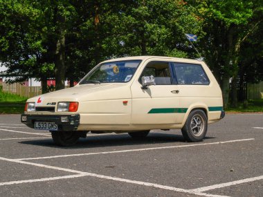 Birleşik Krallık - 27 Haziran 2009; Vintage Reliant Robin soluk sarı üç tekerlekli araba