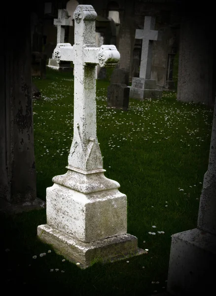 Begraafplaats Met Oude Witte Kruis Grafstenen Griezelig Effect — Stockfoto