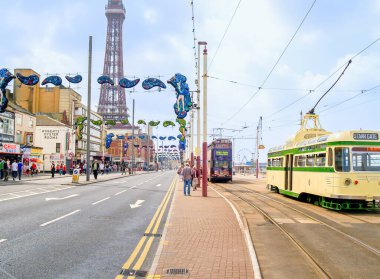 Blackpool Birleşik Krallık - 28 Haziran 2009; Sokak dekorasyonlu ünlü şehir gezinti tramvayı.