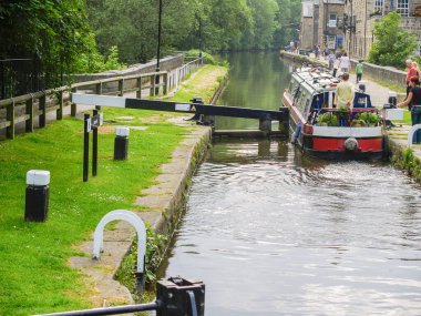 Heptonstall Birleşik Krallık - 29 Haziran 2009; Hebden kilidi ve kanalı antika İngiliz köyünden akıyor.