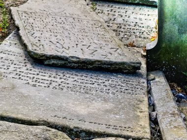 Heptonstall Birleşik Krallık - 29 Haziran 2009; Orta Çağ oymalı taş tabletler yalan ve yere istiflenmiş