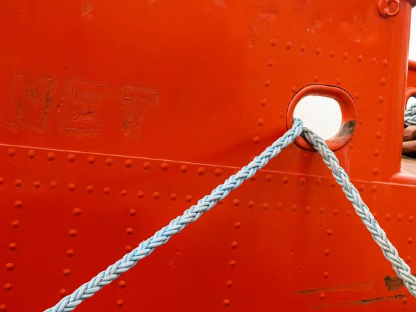 Heldere Boot Romp Met Aanleglijnen Leiden Convergeren Door Cirkelvormige Opening — Stockfoto
