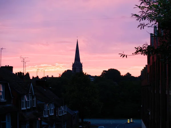Anglická Obec Panorama Siluetě Pod Růžovým Západem Slunce Charakteristickou Věží — Stock fotografie