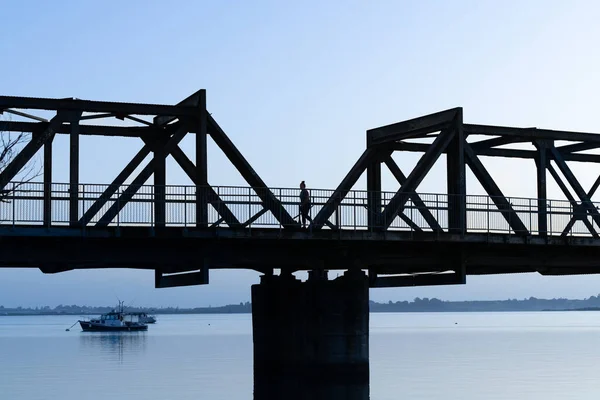 陶兰加早上背光效果图像横跨陶兰加港口的铁路桥与蓝色的对比 — 图库照片