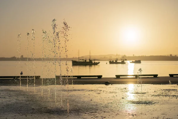 Fokus Auf Wasserfontäne Spritzt Wasser Der Luft Gegen Goldenen Sonnenaufgang — Stockfoto