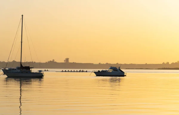 平静的港湾水面上 陶兰加市中心海滨日出的金色色调 — 图库照片