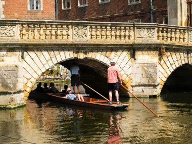 Cambridge Birleşik Krallık - 2 Temmuz 2009; Cambridge Üniversitesi ve turistler Wren Köprüsü 'nün altında nehir kamerasında dinleniyorlar