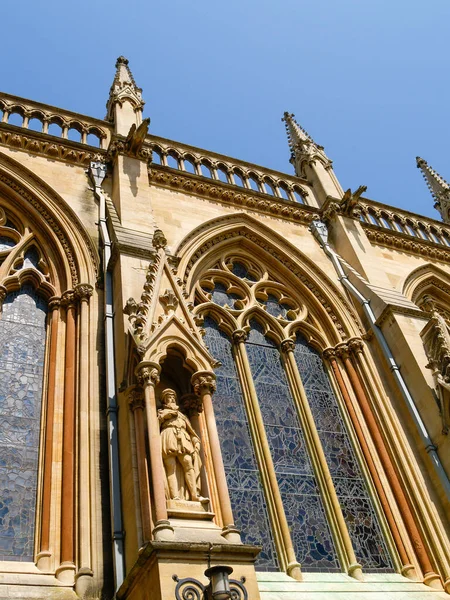 Вузькі Вікна Зовнішнього Фасаду Традиційна Церква Низькою Точкою Зору Кембриджський — стокове фото