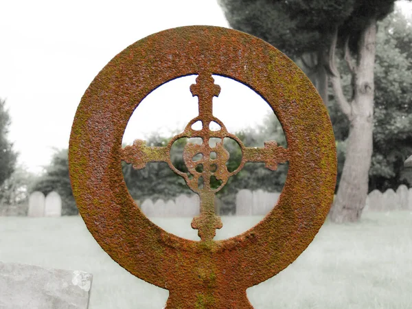 Roestige Oude Ijzeren Cirkel Met Sierlijke Grafsteen Engeland — Stockfoto
