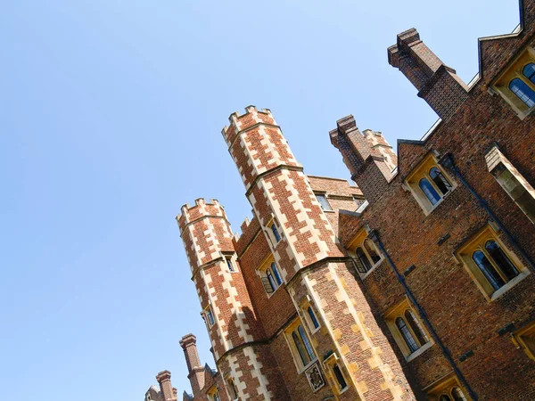 Діагональний Ефект Дивлячись Вгору Вежі Біля Входу Кембриджський Університет Англії — стокове фото