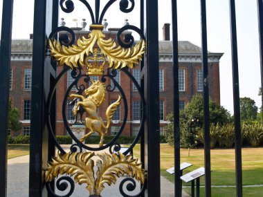 Londra Kensington Sarayı 'nın işlenmiş demir kapısında altın tek boynuzlu at..