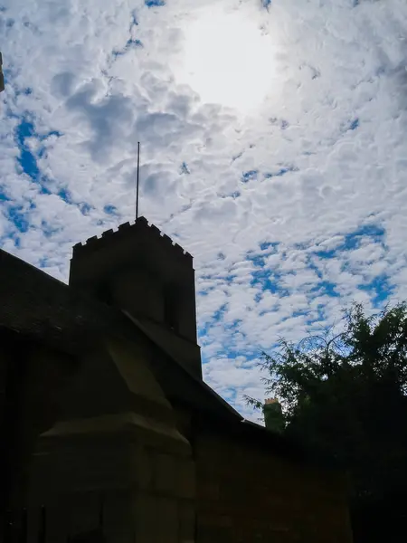 Bâtiment Tour Silhouette Sous Ciel Nuageux Blanc Cambridge Royaume Uni — Photo