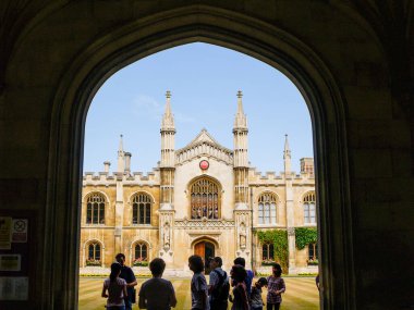 Cambridge Birleşik Krallık - 2 Temmuz 2009; Corpus Christi Kolej Binası Kemer ve siluet içindeki insanlar tarafından çerçevelenmiştir