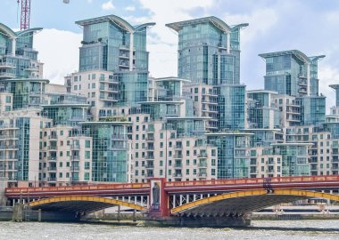 Thames Nehri ve Vauxall Köprüsü 'nün karşısındaki apartman ve ofis binaları Thames Nehri ve Vauxall Köprüsü' nün karşısındaki ofis binaları, İngiltere.