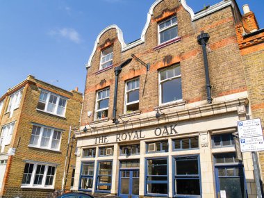 Londra İngiltere - 4 Temmuz 2009; Royal Oak Pub ön cephesi ve sokaktan gable.