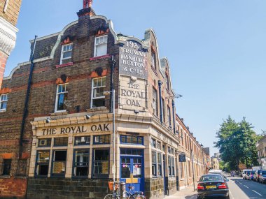 Londra İngiltere - 4 Temmuz 2009; Royal Oak Pub ön cephesi ve sokaktan gable.
