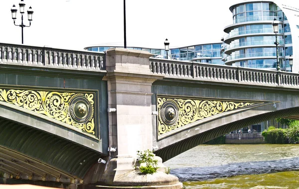 Historyczny Projekt Mostu Battersea Przez Tamizę Nowoczesnymi Apartamentami Tło Londyn — Zdjęcie stockowe