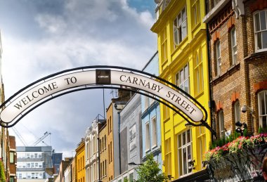 Londra İngiltere - 6 Temmuz 2009; Editör - Carnaby Caddesi 'ne hoş geldiniz binalar ve caddenin karşısındaki ünlü kemer levhası.