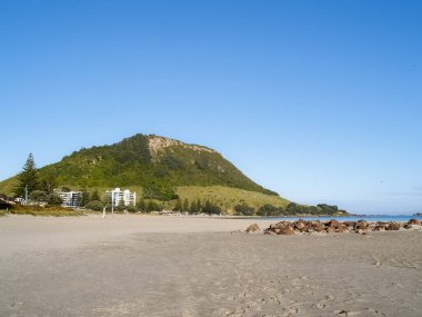 Tauranga Yeni Zelanda 'da, okyanus sahilinin sonundaki Maunganui Dağı..