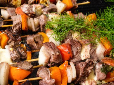 Yazın barbeküde açık hava yemekleri.