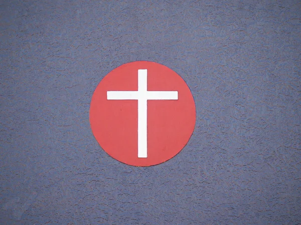 Biały Krzyż Czerwonym Kółku Niebieskiej Ścianie Stiuku — Zdjęcie stockowe