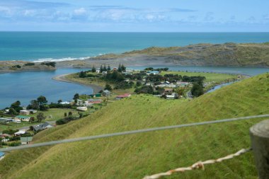 Port Waikato, Yeni Zelanda çevresindeki tepelerden kıyıya bak.