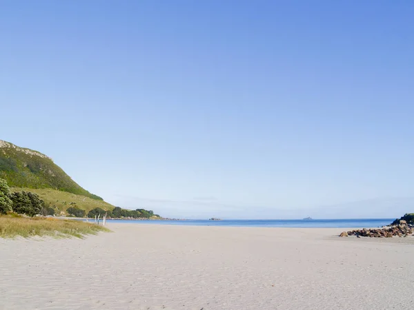 マウンガヌイ山の海と地平線の広い砂浜の背景 — ストック写真